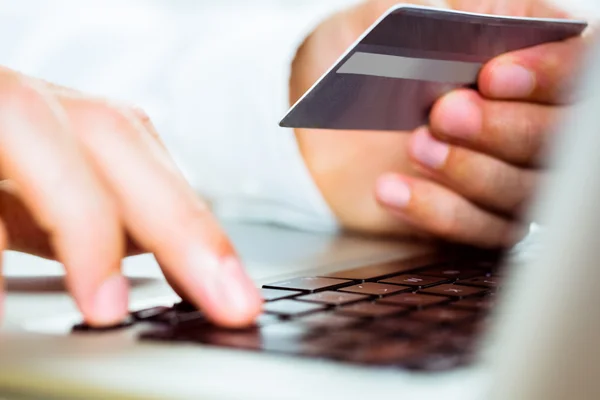 Hombre usando el ordenador portátil para compras en línea — Foto de Stock