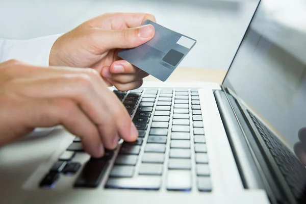 Homem usando laptop para compras on-line — Fotografia de Stock