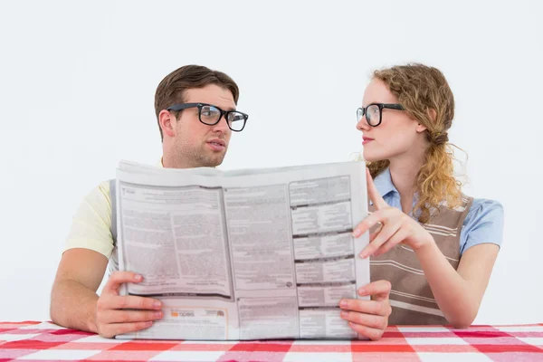 Geeky hipster couple reading newspaper — Stock Photo, Image