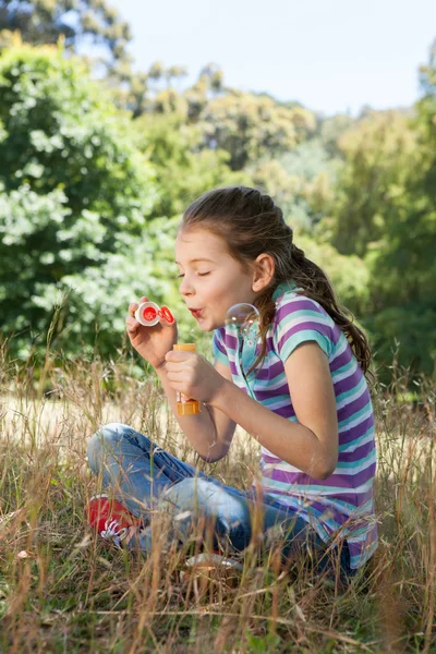 Χαριτωμένο μικρό κορίτσι φυσώντας φυσαλίδες — Φωτογραφία Αρχείου