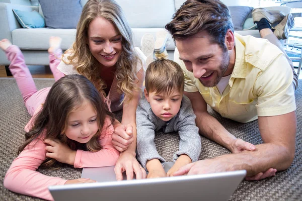 Het gebruiken van laptop en gelukkige familie — Stockfoto