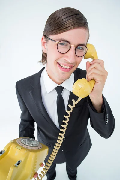 Lächelnder geeky Geschäftsmann am Telefon — Stockfoto