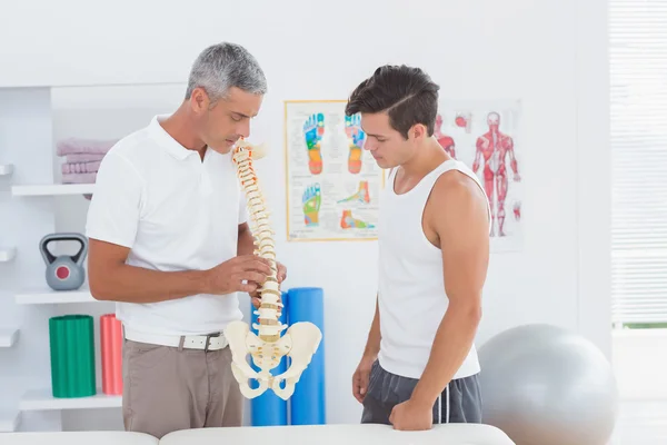 Doctor mostrando columna anatómica a su paciente — Foto de Stock