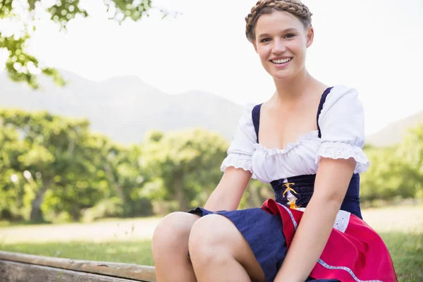 Oktoberfest tjej ler mot kameran — Stockfoto