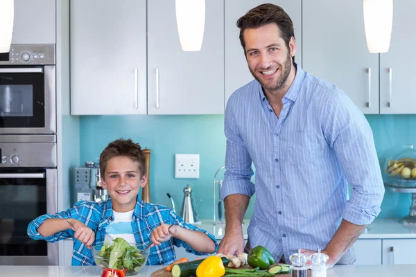 Lycklig familj förbereder lunch tillsammans — Stockfoto