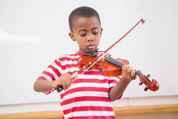 Aluno de foco tocando violino em sala de aula — Fotografia de Stock