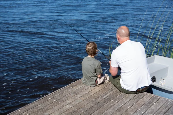 Hombre feliz pescando con su hijo — Foto de Stock