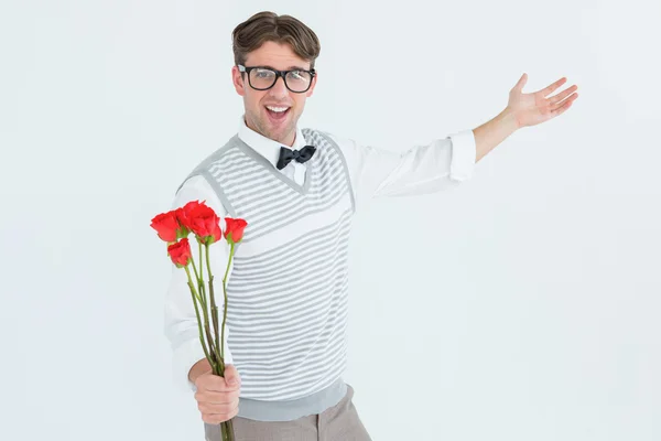 Geeky hipster che offre mazzo di rose — Foto Stock