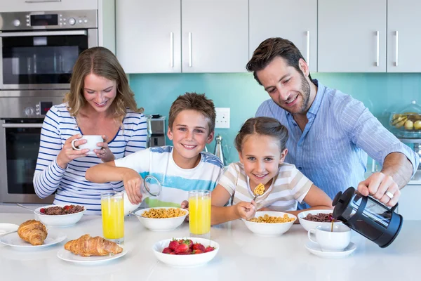 Счастливая семья завтракает вместе — стоковое фото