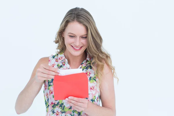 Lachende vrouw met letter — Stockfoto