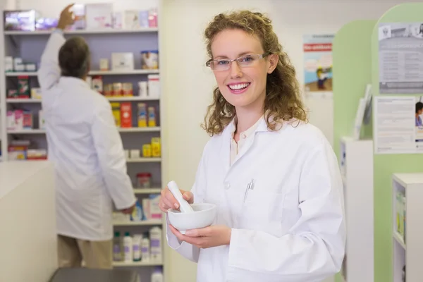 Farmacêutico a misturar um medicamento — Fotografia de Stock