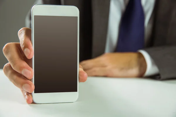 Empresario mostrando su smartphone — Foto de Stock