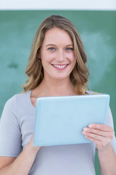 Profesor sonriente sosteniendo la tableta pc — Foto de Stock