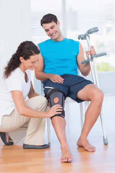 Доктор вивчає її пацієнтське коліно — стокове фото