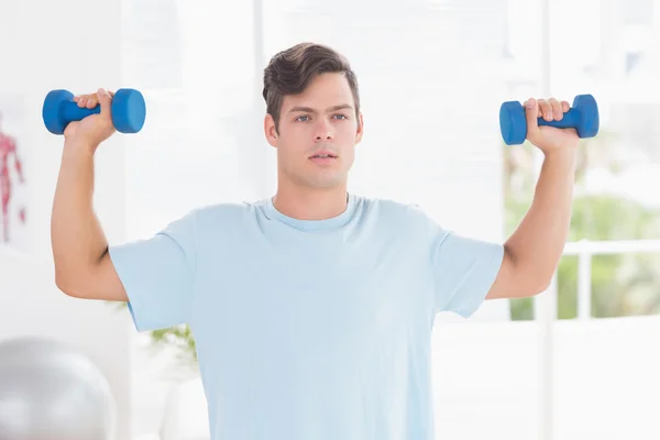 Joven entrenando con pesas —  Fotos de Stock