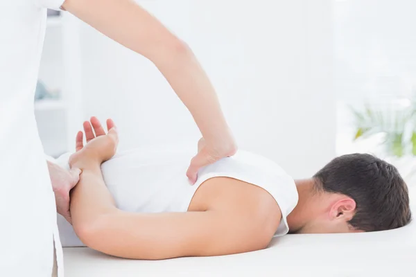 Man ontvangt rugmassage — Stockfoto