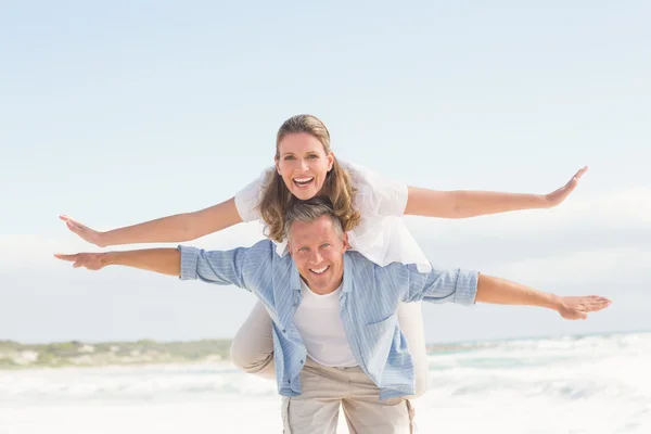 Casal feliz se divertindo juntos — Fotografia de Stock