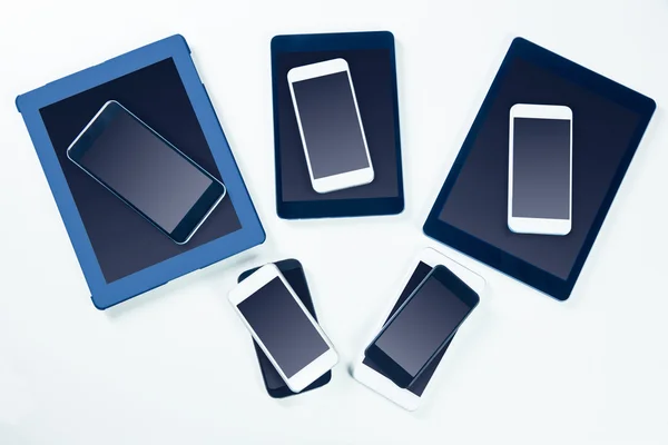 Overhead of smartphones and tablets — Stock Photo, Image