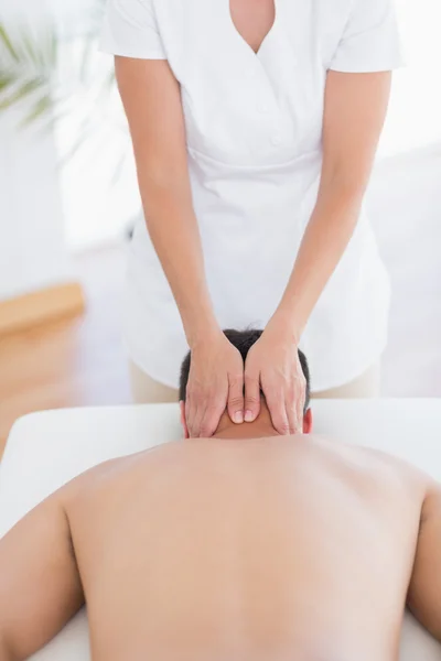 Fisioterapeuta haciendo masaje de cuello a su paciente —  Fotos de Stock