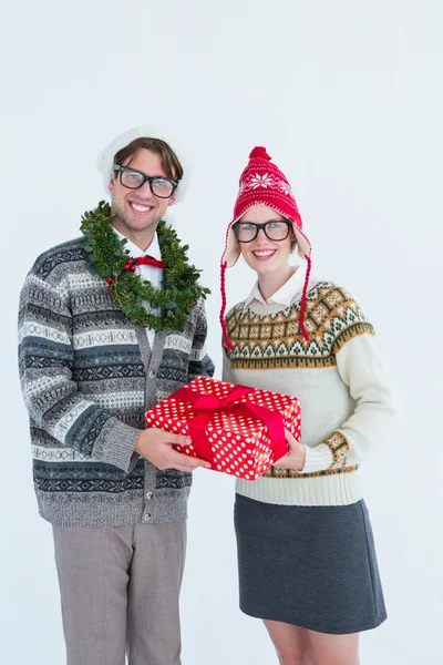 Geeky hipster pareja holding presente — Foto de Stock