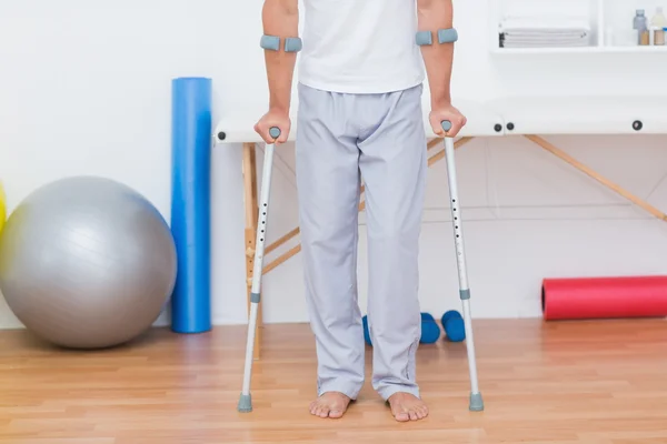 Paciente de pie con muleta —  Fotos de Stock