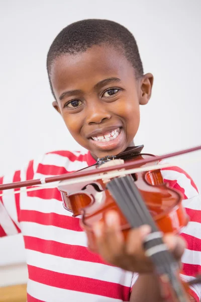 Lycklig elev spela fiol i klassrummet — Stockfoto