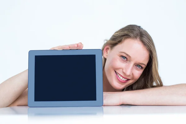 Frau zeigt Tablet-PC — Stockfoto