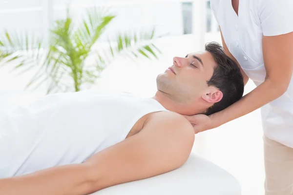 Homem recebendo massagem no pescoço — Fotografia de Stock