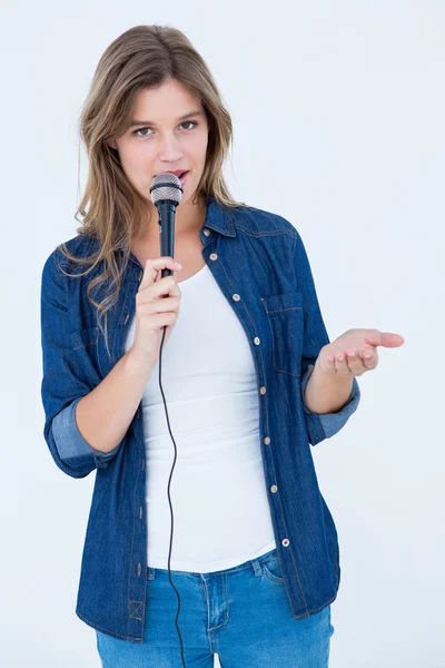 Mulher cantando com um microfone — Fotografia de Stock
