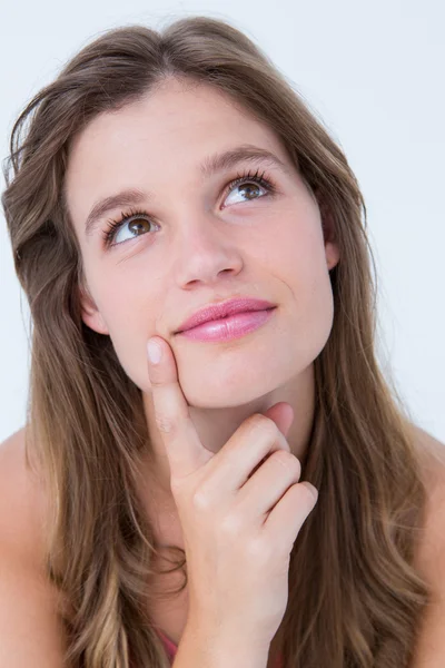 Doordachte vrouw met vinger op kin — Stockfoto