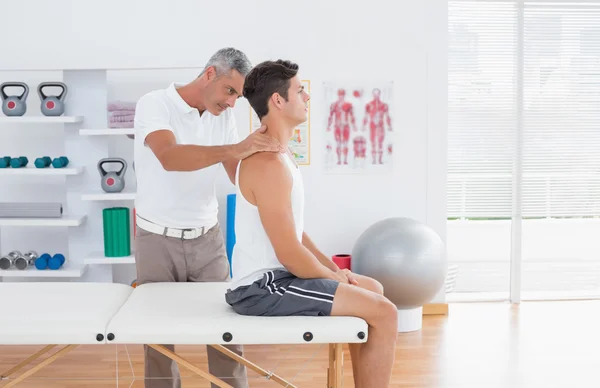 Doctor examinando su paciente cuello — Foto de Stock