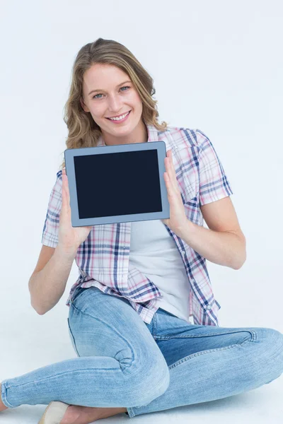 Hübsche Hipsterin zeigt ihr Tablet — Stockfoto