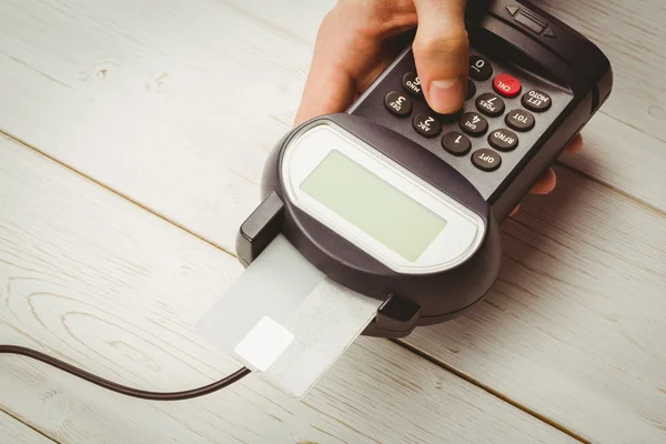 Mann gibt seinen Pin am Terminal ein — Stockfoto