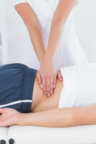 Fisioterapeuta fazendo massagem nas costas — Fotografia de Stock