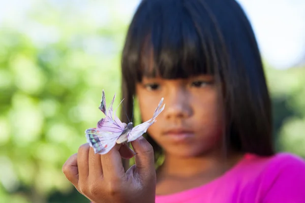 Petite fille mignonne tenant papillon — Photo