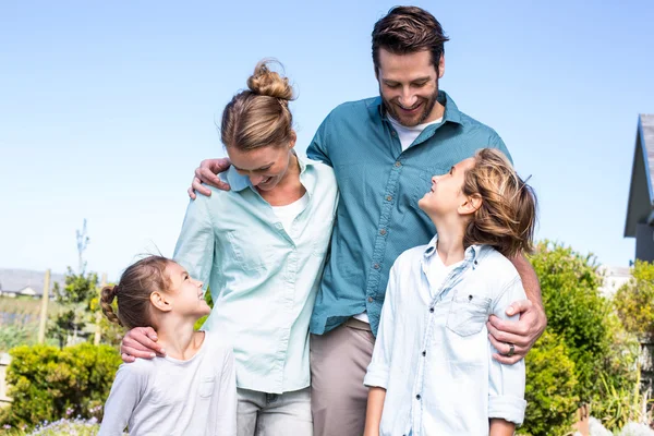 Glückliche Eltern mit ihren Kindern — Stockfoto