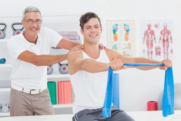 Medico esaminando il suo paziente indietro — Foto Stock