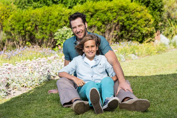 Pai e filho sorrindo para a câmera — Fotografia de Stock