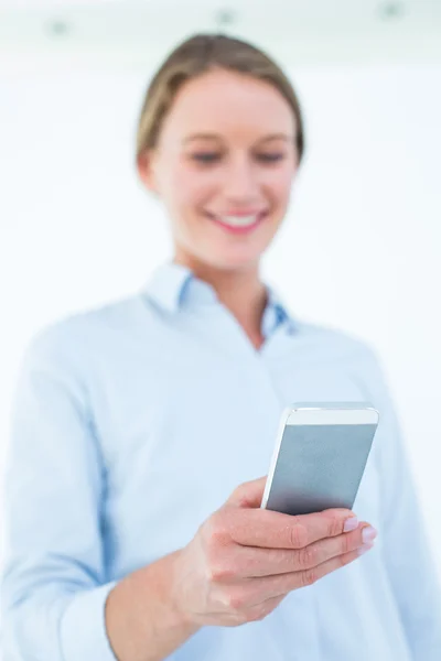 Businesswoman pomocí svého mobilního telefonu — Stock fotografie