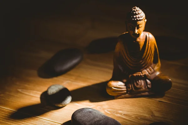 Деревянная статуя Будды на столе — стоковое фото