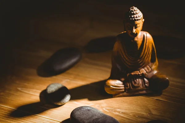 Statue de bouddha en bois sur table — Photo