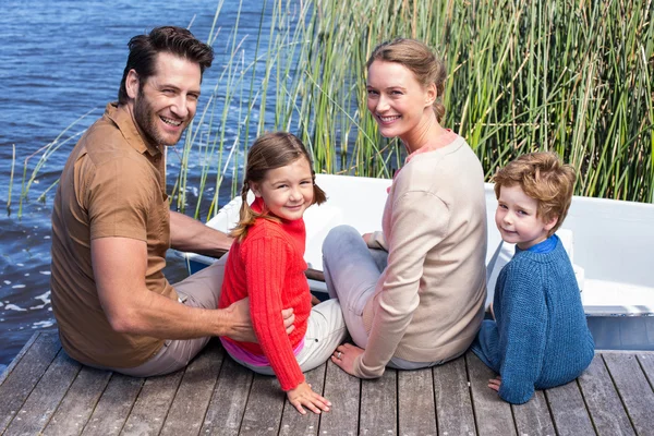 Bonne famille au bord d'un lac — Photo