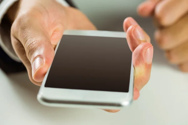 Podnikatel používat svůj chytrý telefon — Stock fotografie