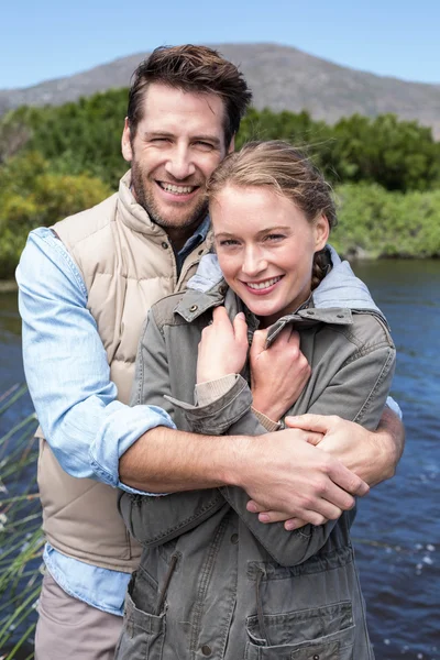 Pareja feliz en un lago —  Fotos de Stock