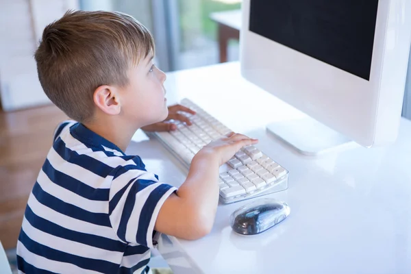Kleiner Junge benutzt Computer im Wohnzimmer — Stockfoto