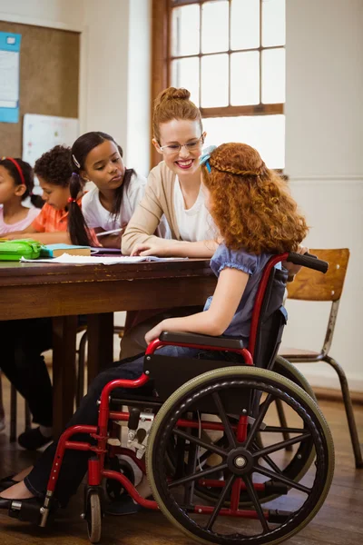 Enseignant aidant un élève handicapé — Photo