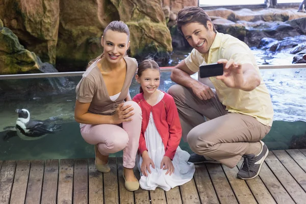 Gelukkige familie nemen een selfie — Stockfoto