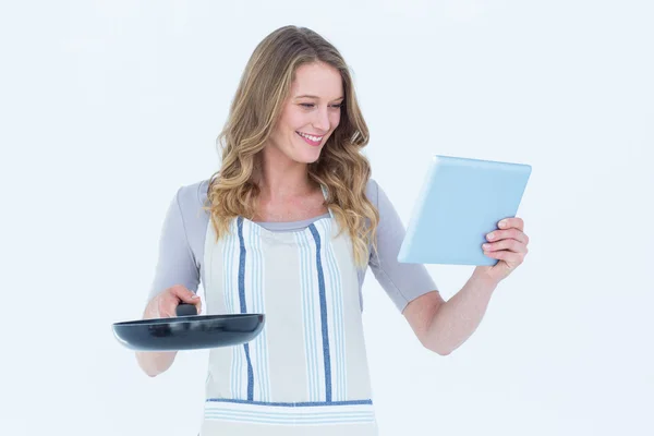 Mujer sosteniendo sartén y tableta pc — Foto de Stock
