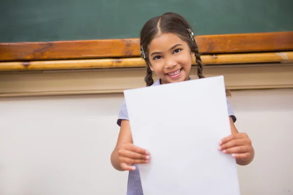 Pupilla sorridente che mostra carta — Foto Stock