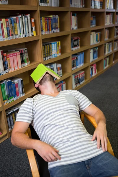 Étudiant endormi avec un livre sur le visage — Photo